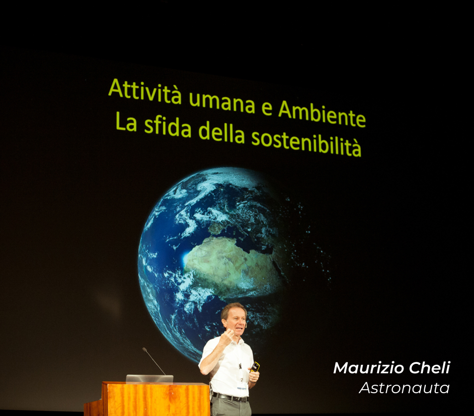 Maurizio Cheli parla al evento Restart